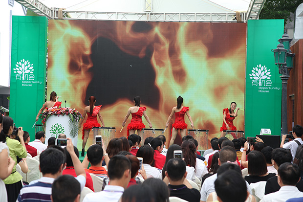 有机会开场前女子水鼓舞表演