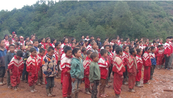 大凉山博爱小学一名小学生集合